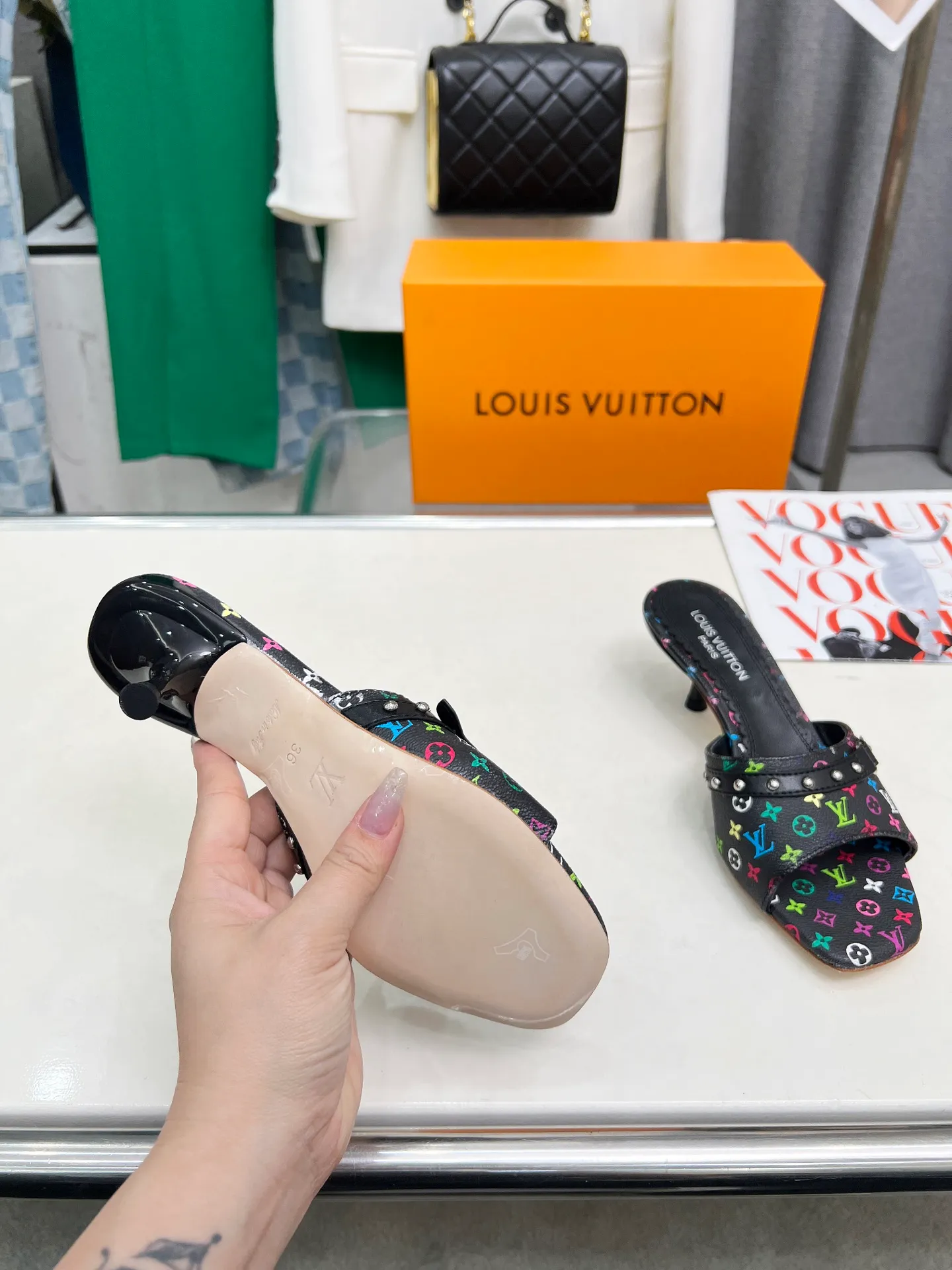 👟👟Ex-factory price 440👟👟 LV new denim kitten heel slippers 2025 summer must-have for goddesses, original replica, super comfortable on the feet. Show off the queen's temperament, the heel height is 5.5CM, which shows your temperament without being tiring. Standard code: 35-42 (41 and 42 codes are customized, non-returnable and non-exchangeable)
